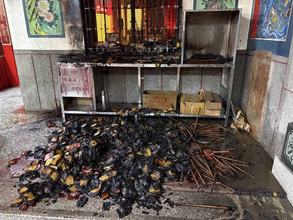 台中市大雅區永和路及振興路6日凌晨發生3起火警，警方調閱監視器，目前鎖定涉案男子，圖為金紙櫃遭火毀損。（民眾提供）中央社記者趙麗妍傳真 115年10月6日