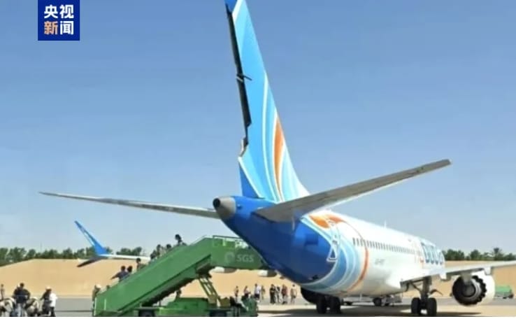 遭遇劫機事件的杜拜航空班機在緊急降落沙烏地後，乘客倉皇下機。飛機尾翼因高速下降而明顯破損。 圖 : 翻攝自央視新聞