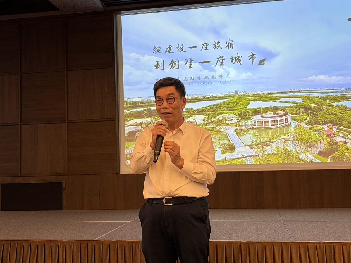創辦人陳聰徒總監表示，選擇台江作為基地，正是希望旅人離開城市日常後，能透過自然、建築與文化，感受台南沿海地區不同於市區的生活風景。園區兼具濕地水岸生態與市區交通便利性，未來除服務休閒旅客，亦能滿足企業簡報會議、教育訓練、展演與婚宴等多元需求。 圖：黃博郎／攝