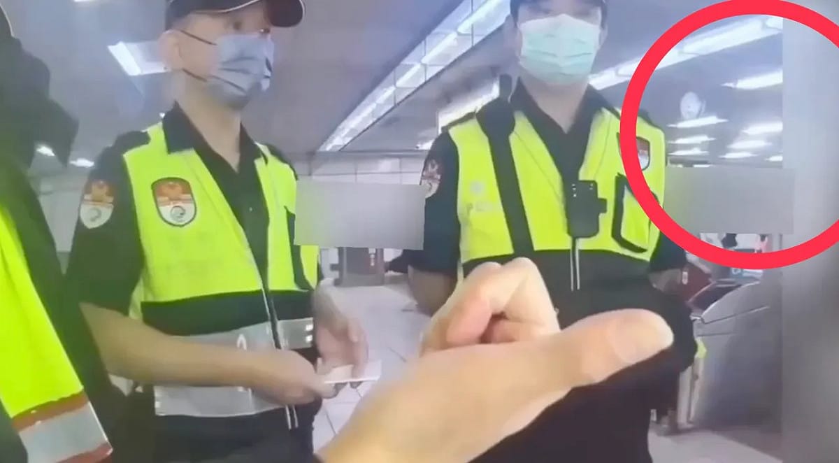 北捷忠孝新生捷運站一名女子下車後，發現裙褲沾染不明液體急忙報警。 圖：翻攝畫面