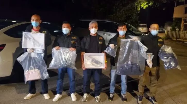 香港警方展示在蔡天鳳碎屍案搜索到的相關物證。 圖 : 翻攝自鳳凰Weekly。
