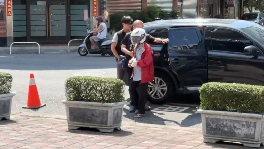 台中市68歲李姓男子疑與人有租屋糾紛，6日凌晨連續在大雅區永和路及振興路一帶3處縱火，警方迅速將他逮捕送辦。（民眾提供）中央社記者趙麗妍傳真　115年10月6日