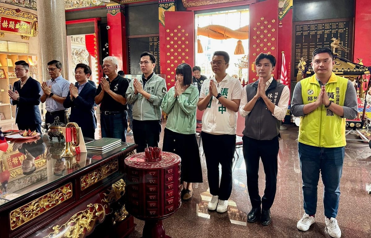 林智鴻(中)、鄭孟洳(右四)、張耀中(右三)、林浤澤(右二)、張吉雄(左四)及政大安倍晉三研究中心人員，向紅毛港保安堂主神參拜。 圖：林智鴻育服務處／提供