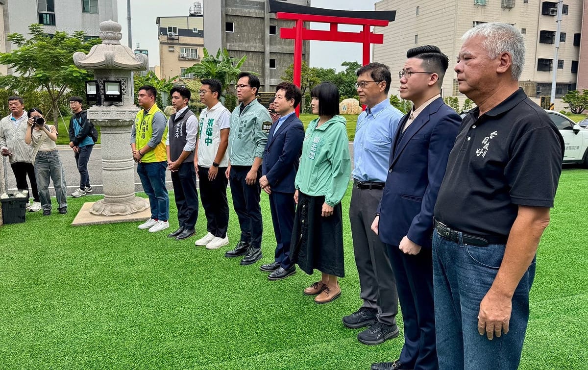 一行人至安倍紀念公園緬懷日本前首相安倍晉三。 圖：林智鴻育服務處／提供