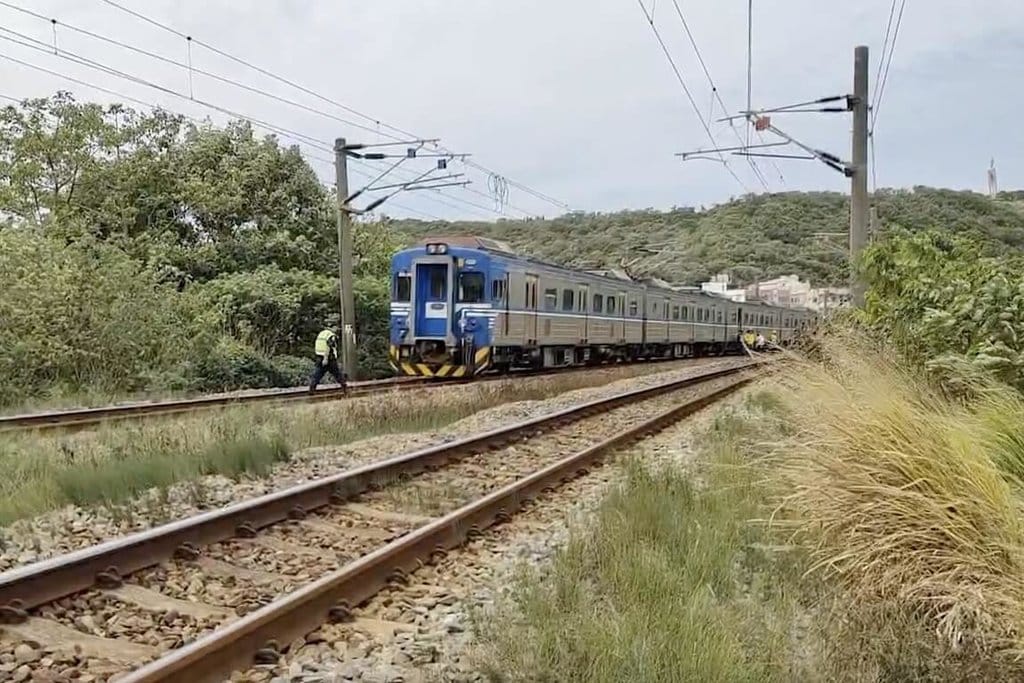 台鐵2517次區間車6日上午在苗栗縣造橋鄉談文車站附近發生死傷事故，1名男子侵入軌道遭列車撞擊身亡，身分待查；警方到場蒐證。（民眾提供）中央社記者管瑞平傳真　115年10月6日