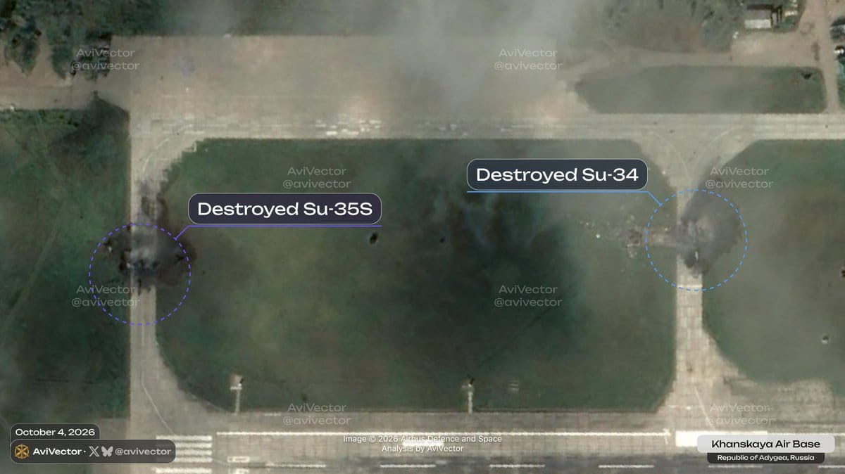 衛星照片顯示兩架俄羅斯戰鬥機被炸毀。 圖：翻攝自@avivector