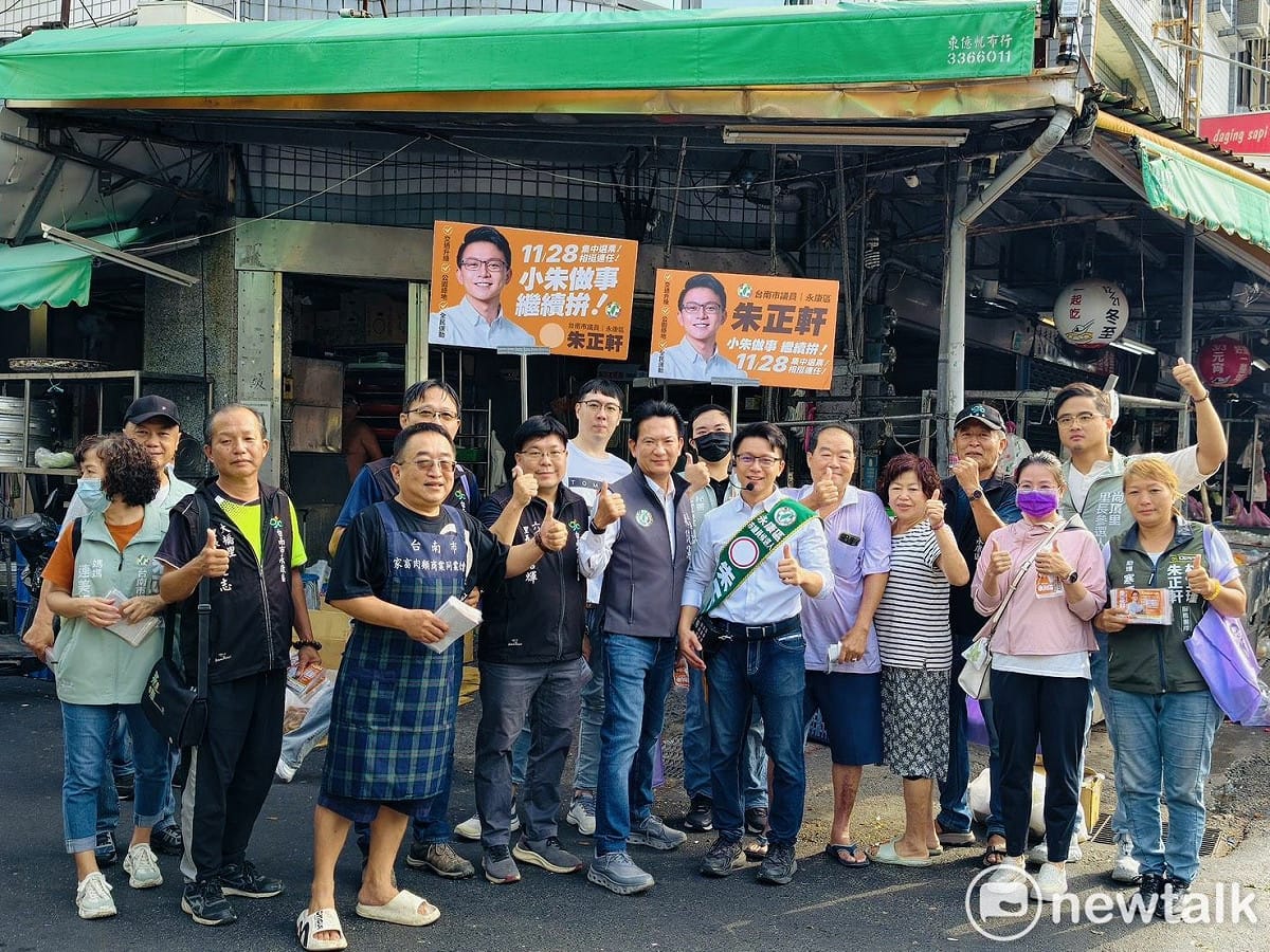 立法委員林俊憲陪同台南市議員朱正軒前往永康兵仔市掃街，以共同推動北外環、捷運及永康鐵路地下化、增設左轉附加車道等交通建設的合作，力挺朱正軒連任、持續為永康服務。 圖：朱正軒競選總部提供
