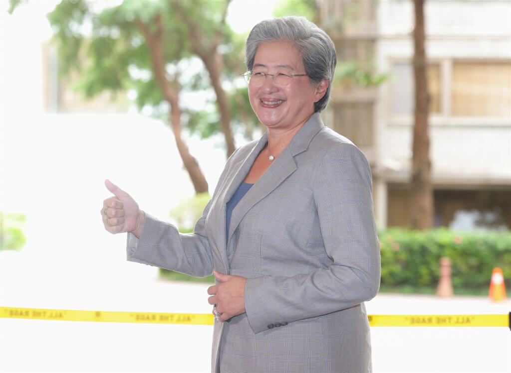 晶片大廠超微（AMD）董事長暨執行長蘇姿丰（圖）訪台，6日在飯店門口接受媒體採訪後，比讚留影。中央社記者謝佳璋攝  115年10月6日