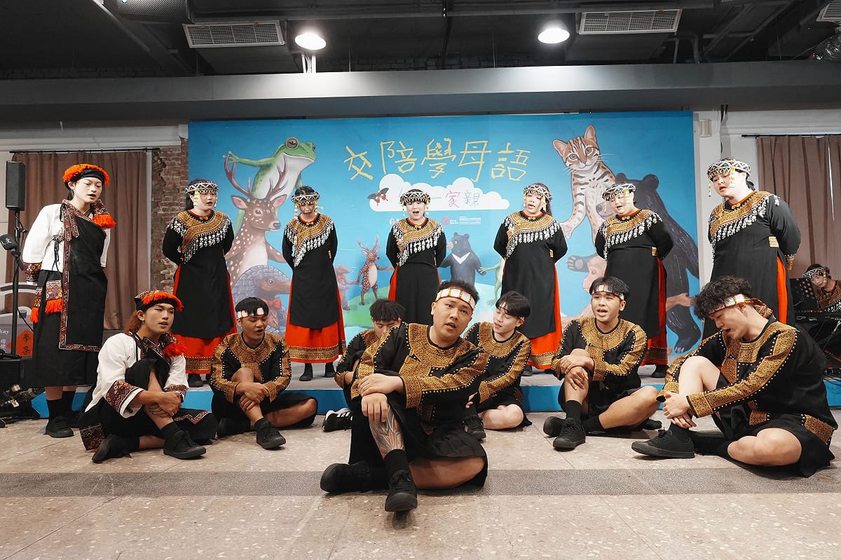 享譽國際的尼布恩合唱團開場演出。 圖：客家公共傳播基金會／提供