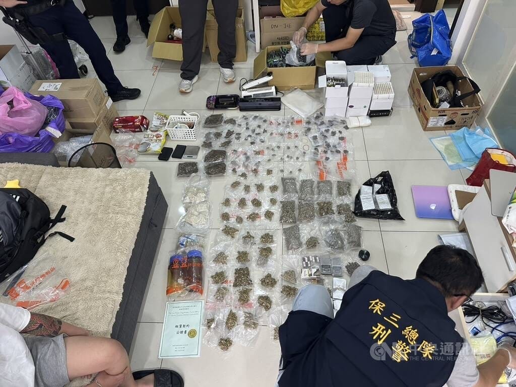 黃姓男子等2人涉承租桃園市某高樓住宅，作為毒品大麻煙彈及毒品咖啡包分裝場，以一條龍方式「自產自銷」，案經內政部警政署保安警察第三總隊查獲，查扣大批毒品與設備等證物。（翻攝照片）中央社記者蘇木春傳真　115年10月6日