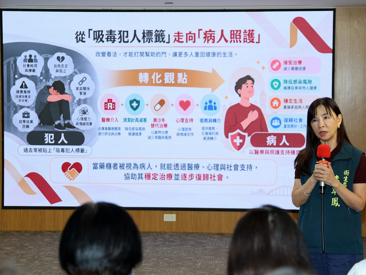 衛生局長李翠鳳說明，台南市注射藥癮者愛滋新通報感染人數已由94年的135人，大幅降至近年每年0至1人，顯示減害措施已發揮顯著成效。台南市透過針具提供與回收、衛教宣導、篩檢及醫療轉介等服務，協助藥癮者降低感染風險並穩定接受治療。 圖：台南市政府提供