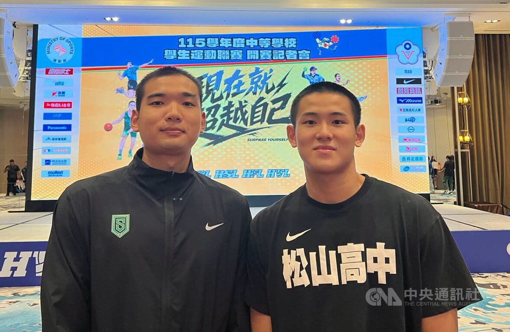 高中籃球聯賽（HBL）松山高中新賽季將尋求校史第2度3連霸創舉，助理教練張思遠（左）6日出席活動時表示，不會給球員壓力，期許他們以超越自己為目標。中央社記者陳容琛攝　115年10月6日