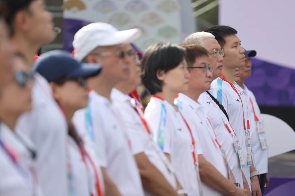 行政院長卓榮泰6日在亞運代表團返國餐會致詞表示，感謝運動部長李洋（右）遇到選手村波折時堅持不放棄，為國家守住立場。（圖取自facebook.com/leeyang0812）