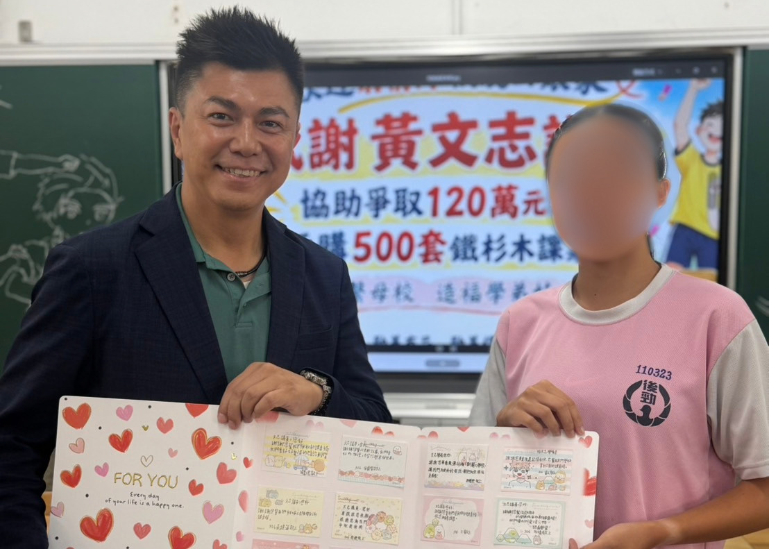 黃文志(左)日前替母校爭取120萬元購置500套全新課桌椅，收到小學妹謝卡。 圖：黃文志服務處／提供