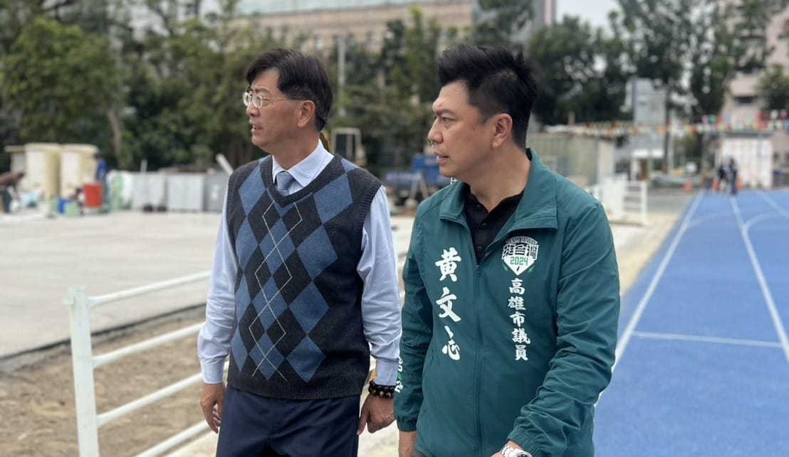 從新設學校、校舍擴建，到通學安全與設備、環境修繕，黃文志(右)到場會勘、協助爭取。 圖：黃文志服務處／提供