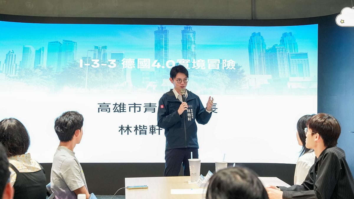 林楷軒(中)於「德國4.0實境冒險」行前說明會現場勉勵團員把握見學機會，汲取國際前瞻經驗，返國後為產業升級注入創新動能。 圖：高雄市青年局／提供