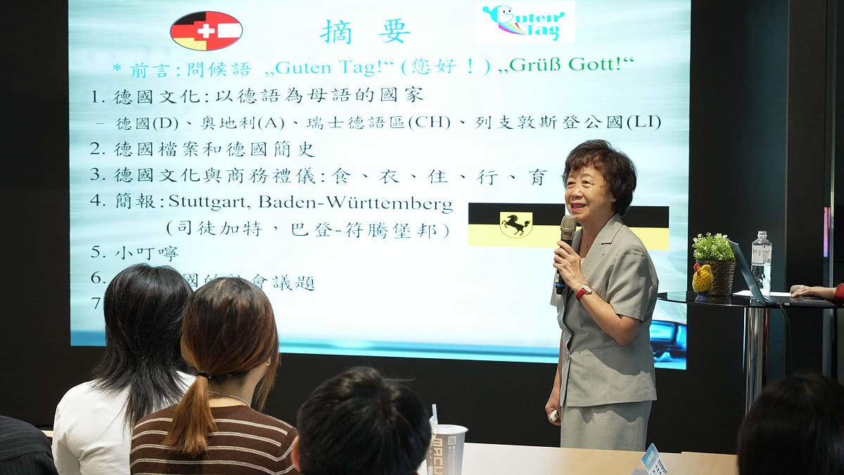 行前說明會邀請講師吳銀杏(右)介紹德國文化、商務禮儀、生活習慣、公共交通及跨文化溝通技巧，協助團員做好海外交流準備。 圖：高雄市青年局／提供