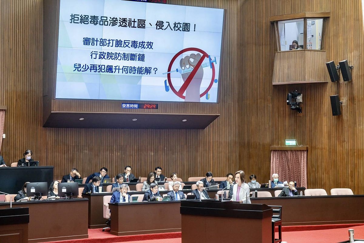 柯志恩針對國內毒品防制體系崩盤，向行政院長卓榮泰提出嚴正質詢。 圖：柯志恩辦公室／提供