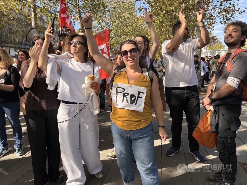 法國職業高中英語教師歐德（Aude）6日參加高中生示威，直言「沒人想在我們面臨的條件下當老師」。中央社記者曾依璇巴黎攝　115年10月7日 圖：中央社提供