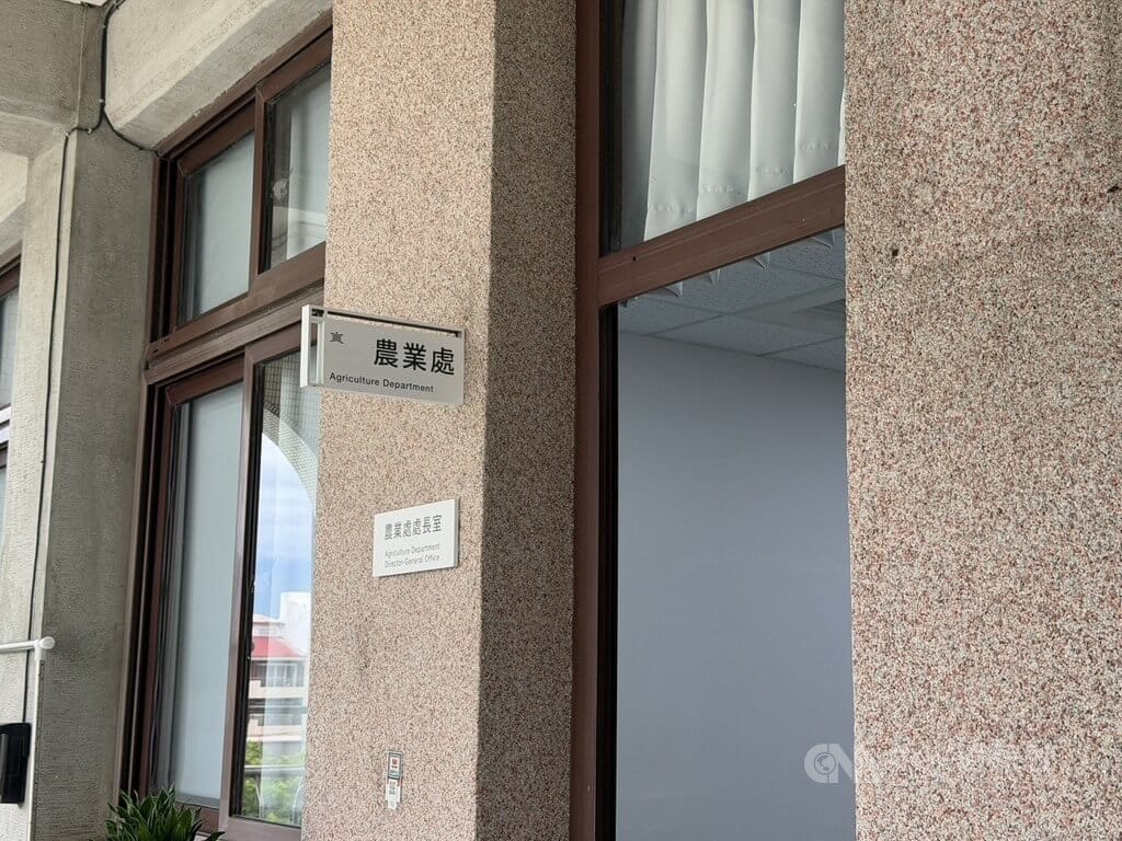 台東縣政府辦理農路拓寬涉嫌圖利渡假村案，因尚有關鍵涉案人未到案，台東地檢署7日表示，台東縣政府農業處長許家豪和前科長蔡明翰從8日起延押2個月。中央社記者盧太城台東攝　115年10月7日