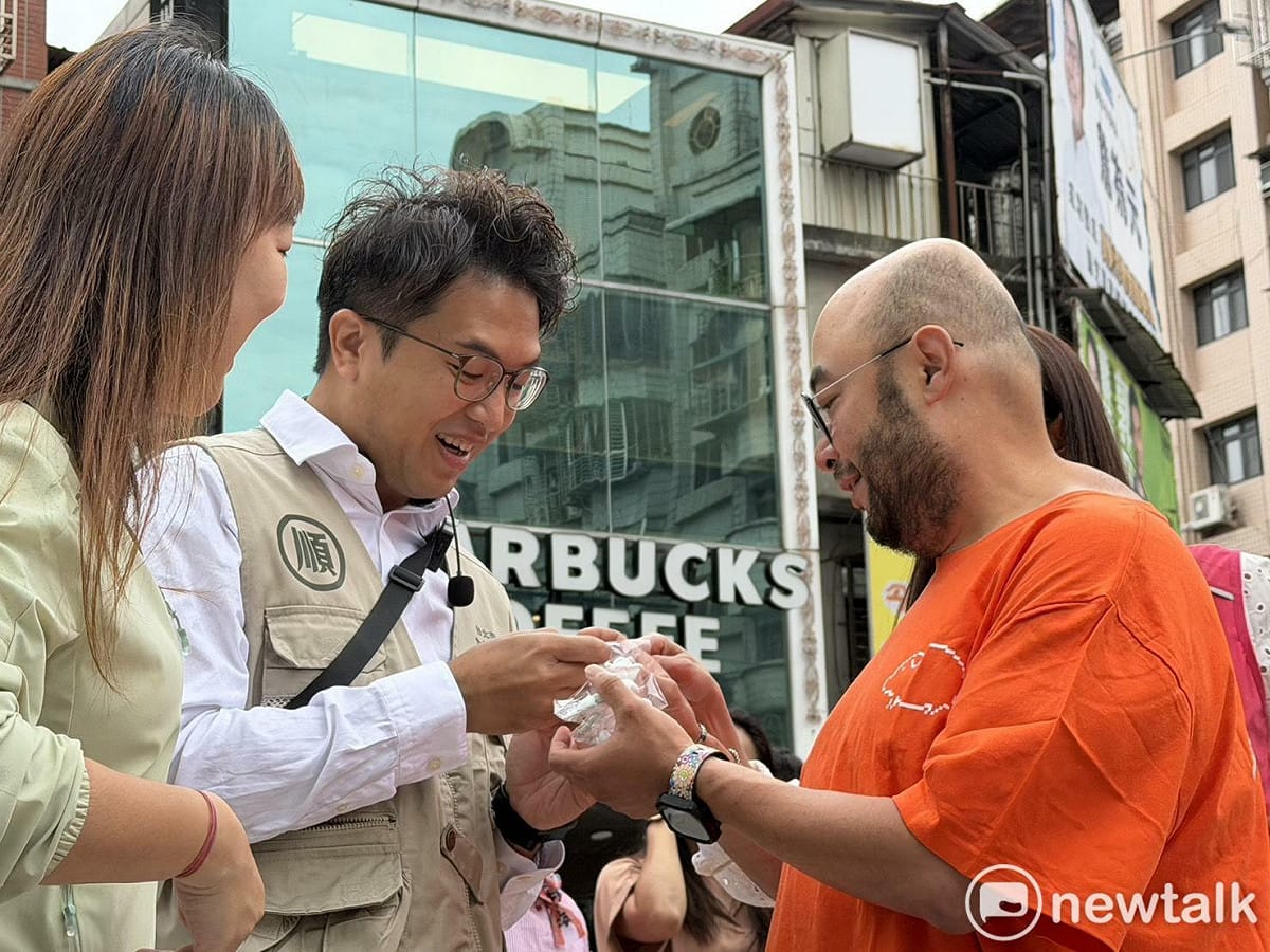 沈伯洋赴吳興市場掃街，民眾自製奔奔抱抱的點心，讓沈直呼非常可愛。 圖：高逸帆／攝