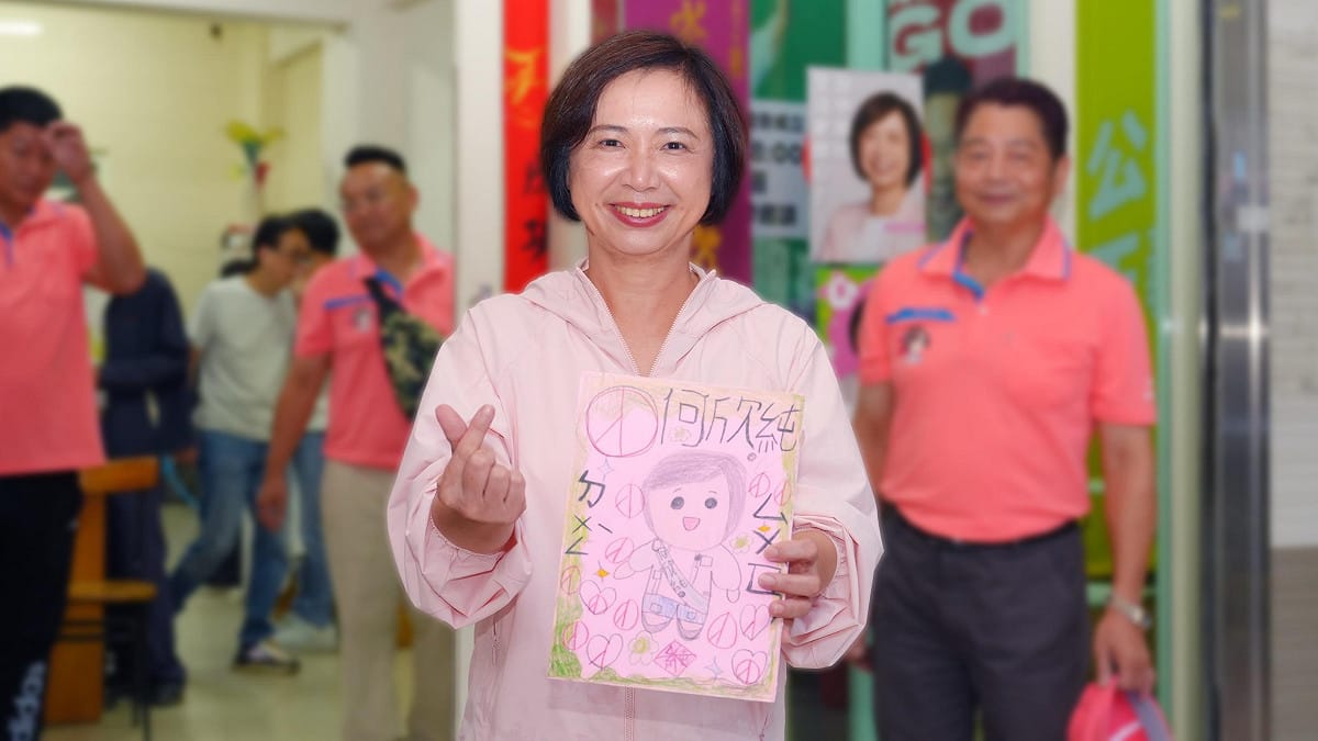 何欣純說，有年輕媽媽載著女兒特地送上親手繪製的打氣卡片。 圖：何欣純競辦/提供