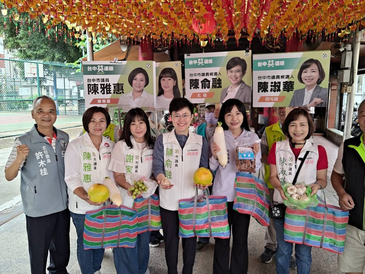 立委吳沛憶和台中市議員陳淑華、謝家宜、陳俞融、陳雅惠合體亮相，五個人身上都揹著俗稱「台灣LV」的經典茄芷袋。 圖：民進黨/提供