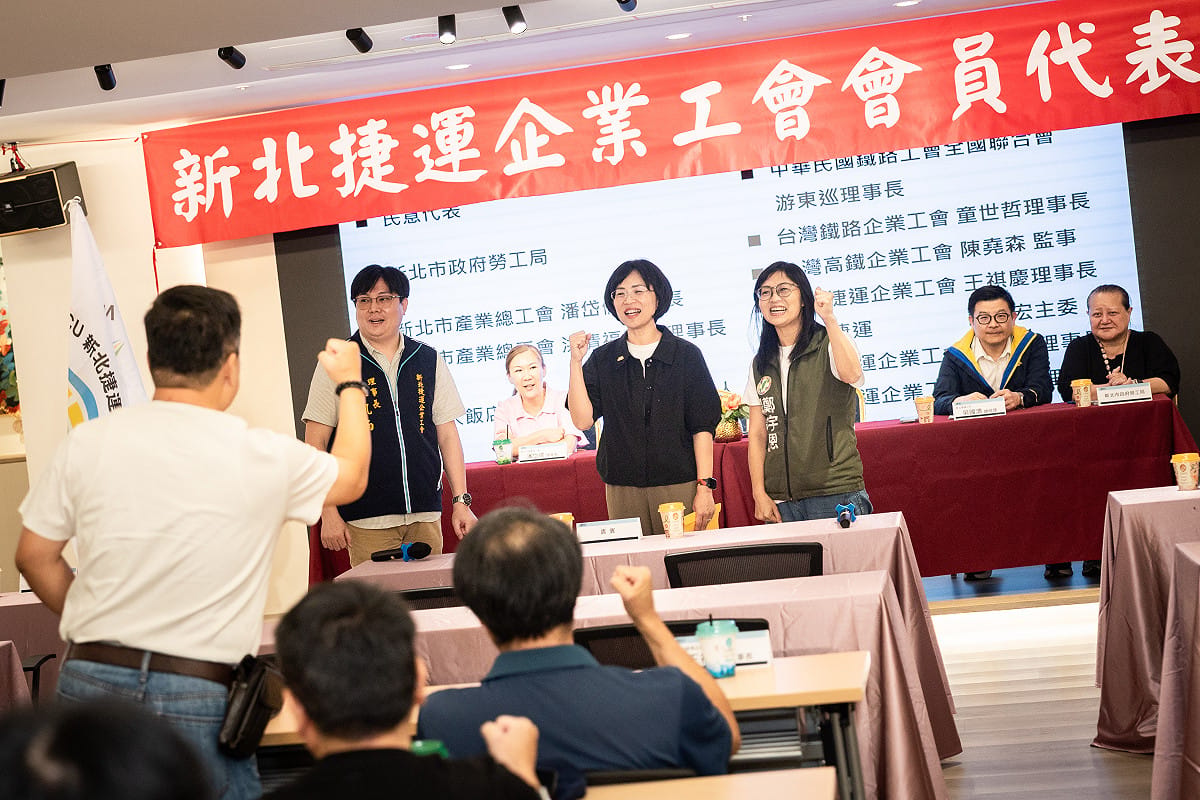蘇巧慧致詞後不僅多位工會會員為蘇巧慧高喊「加油！」更有會員主動請蘇巧慧簽名合影，現場氣氛相當溫馨、熱情。 圖：蘇巧慧競總提供