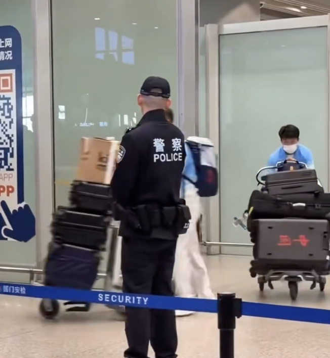 中國隊在亞運期間爭議的愛國行徑連連，中國隊男足回國時卻被拍到行李滿滿。 圖：翻攝自@sam51824016070