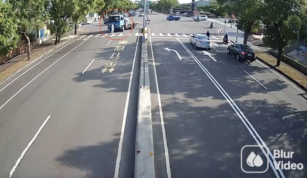 苗栗市經國路與新東路口7日上午發生交通事故，一輛營業大貨車左轉時撞及正穿越斑馬線的老翁，老翁當場倒地昏迷，送醫救治。警方指出，貨車駕駛排除酒駕，事故原因仍待調查釐清。（警方提供）中央社記者管瑞平傳真　115年10月7日
