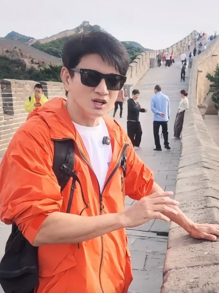 吳奇隆沉寂數日後，近日曬出親自爬上長城的照片，並回應中國網友，「不賺錢也是這個立場」，再度引發熱議。 圖：翻攝自吳奇隆微博