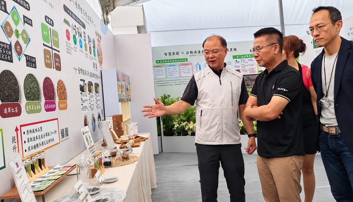 姚志旺(右二)參訪台灣茶文化傳習所展館，交流智慧茶園、製茶技術及產業應用，了解茶產業創新發展趨勢。 圖：高雄市農業局／提供