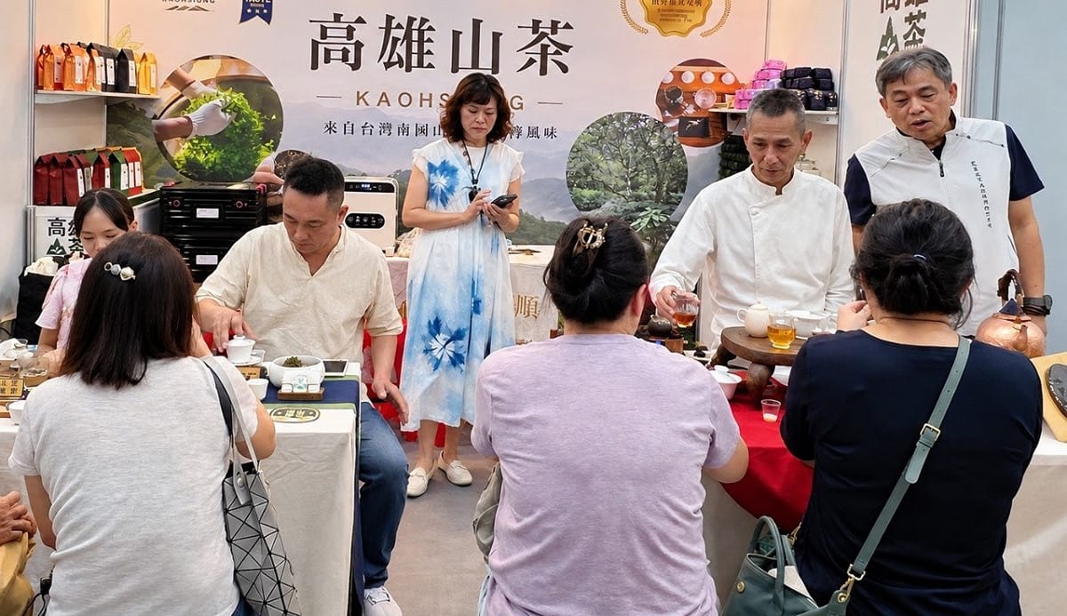透過現場沖泡與品茗交流，從茶香、茶湯到入口滋味，細細感受高雄山茶獨特的山林風土與層次韻味。 圖：高雄市農業局／提供