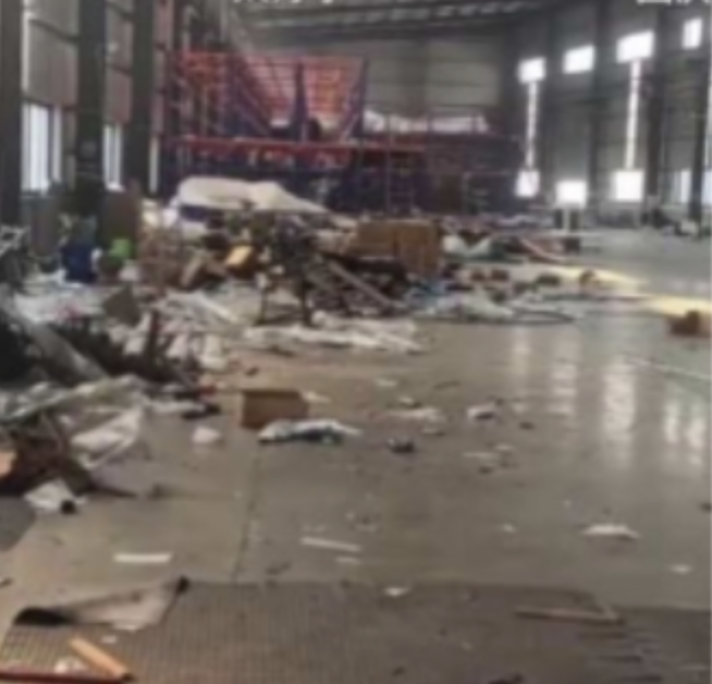 多名工人反映，返工後才發現原本的工廠已人去樓空，部分廠內設備及工作台遭搬走，只剩下雜物及垃圾，老闆與管理人員也不知去向。 圖：翻攝自 抖音截圖