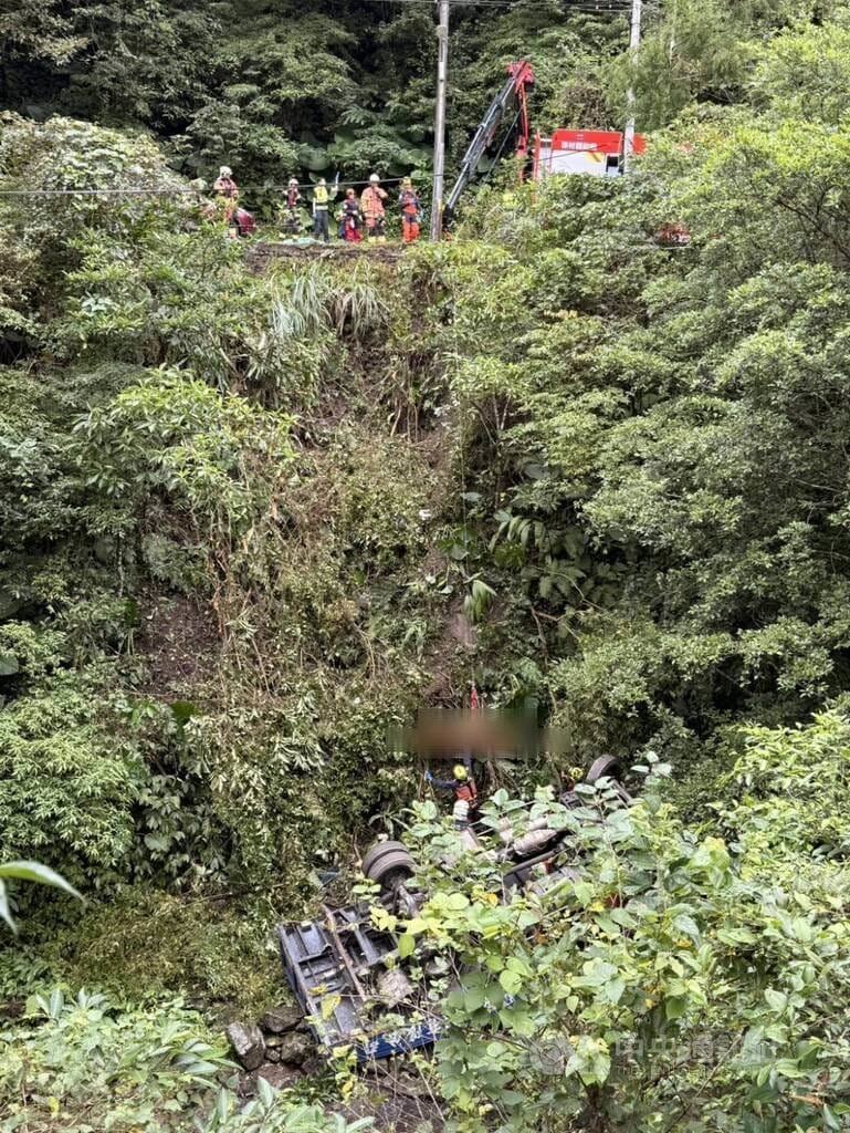 一輛小型吊車7日中午行經新北市坪林區上坑子口路段，疑會車時不慎摔落邊坡，警消人員到場搶救。（翻攝照片）中央社記者曹亞沿傳真　115年10月7日
