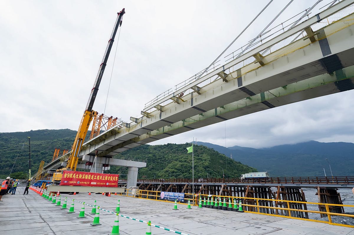馬太鞍溪永久強於今天舉辦「合龍」典禮，由大型吊車將最後一塊工字鋼梁，吊掛至橋上安裝，讓南北兩座橋面完成合龍。 圖：取自陳世凱臉書