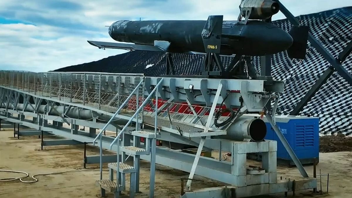 俄羅斯計畫提高噴射動力「沙赫德」無人機的飛行速度，從目前約每小時 600 公里提高至 800 至 900 公里。 圖：翻攝自 X  MilitaryNewsUA
