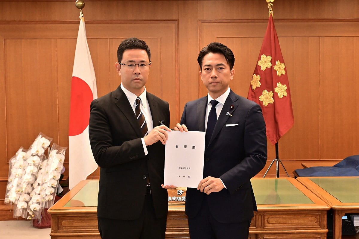 針對美國海軍陸戰隊上兵涉嫌在那霸市強盜殺人，沖繩縣知事古謝玄太7日赴防衛省向防衛大臣小泉進次郎表達抗議。 圖：翻攝@ModJapan_jp Ｘ