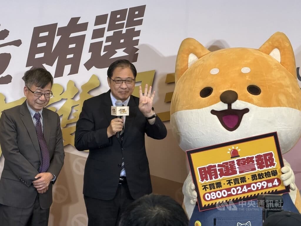 法務部長鄭銘謙（左2）7日在台北出席反賄選宣導記者會，比手勢向大眾呼籲，如遇賄選行為，可撥打檢舉專線0800-024-099按4、勇於檢舉，幫助維持乾淨選風。中央社記者劉世怡攝　115年10月7日