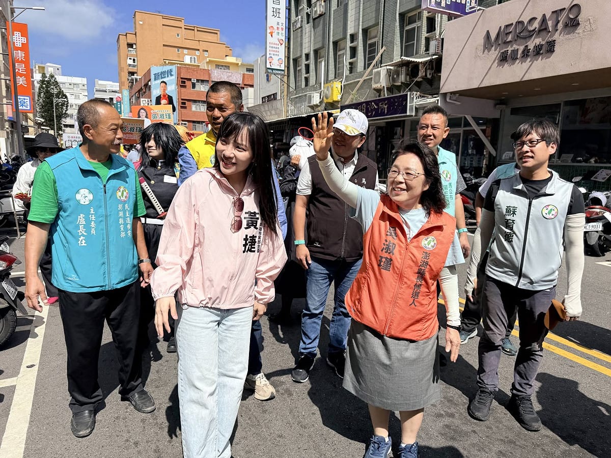 民進黨高雄市黨部主委、立法委員黃捷7日跨海抵澎，陪同黨籍澎湖縣長參選人吳淑瑾掃街拜票。 圖：翻攝「臉書」吳淑瑾粉絲專頁