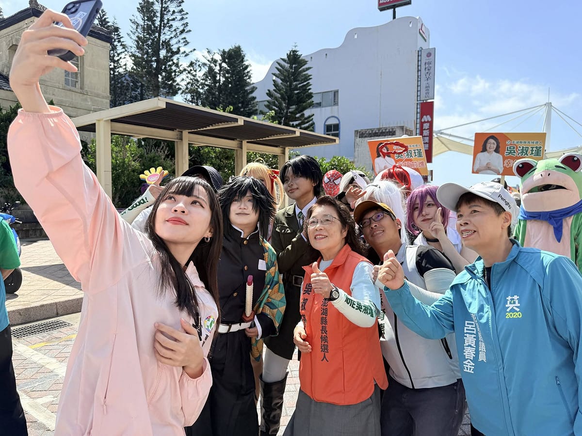 民進黨高雄市黨部主委、立法委員黃捷7日跨海抵澎，陪同黨籍澎湖縣長參選人吳淑瑾掃街拜票。 圖：翻攝「臉書」吳淑瑾粉絲專頁