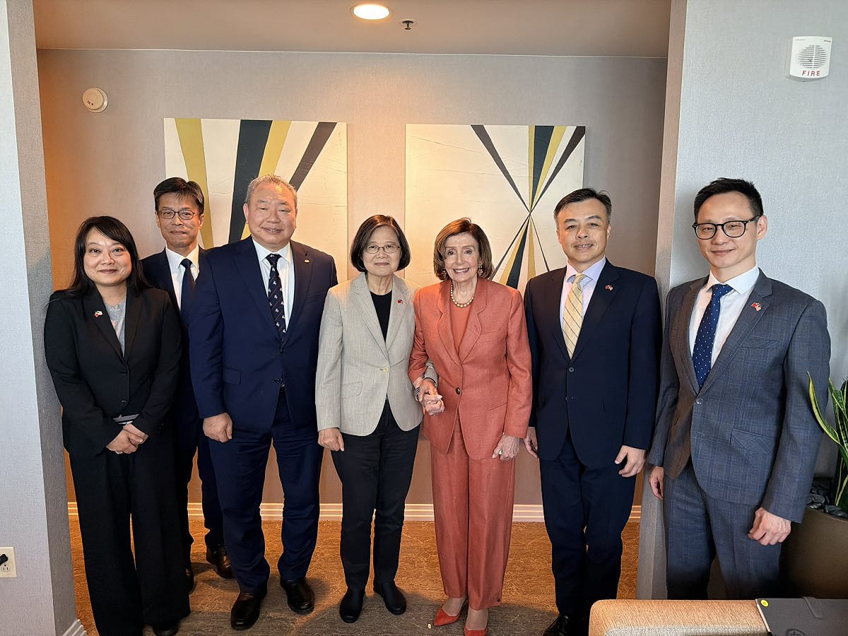 前總統蔡英文於美西時間6日上午在舊金山下榻飯店會晤美國前眾議院議長裴洛西（Nancy Pelosi），兩人與隨行人員合影。 圖：翻攝「X」@s4blGlAV0OhnCRZ
