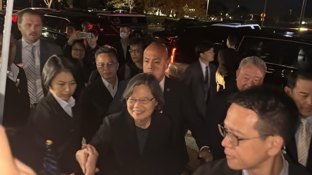 前總統蔡英文蔡英文抵舊金山當晚，在夜色車陣中與迎接人群互動。 圖：翻攝「X」@s4blGlAV0OhnCRZ
