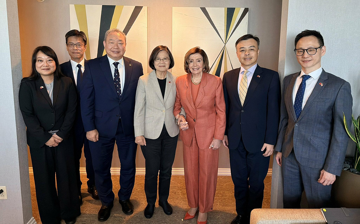前總統蔡英文舊金山會裴洛西 贈絲巾、巧克力獲讚「絕配」