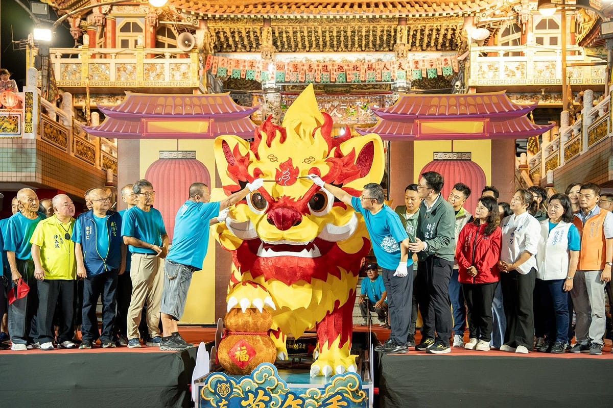 火獅點上硃砂完成開光儀式，隨後出巡正式揭開2026高雄左營萬年季序幕。 圖：高雄市民政局／提供