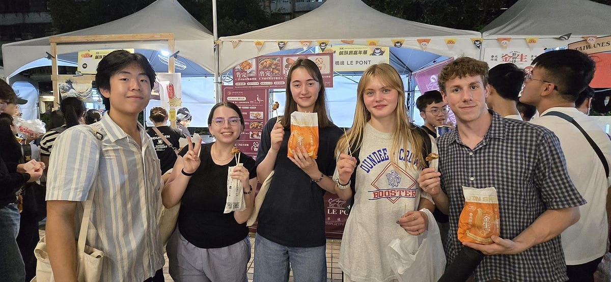 鹹酥雞的魅力連外國人也法擋。 圖：高雄市觀光局／提供