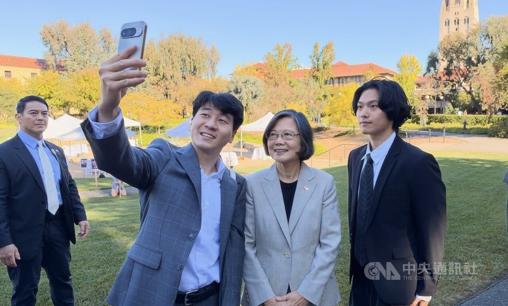 前總統蔡英文7日參觀史丹佛大學校園，與台灣留學生合影。中央社記者張欣瑜舊金山攝　115年10月8日 圖：中央社提供
