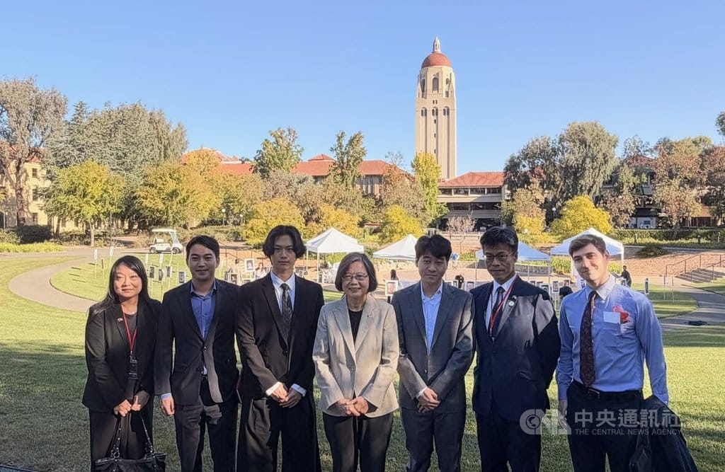前總統蔡英文參觀史丹佛大學成為校園焦點，許多人沿途等候希望與蔡英文合照。中央社記者張欣瑜舊金山攝　115年10月8日 圖：中央社提供