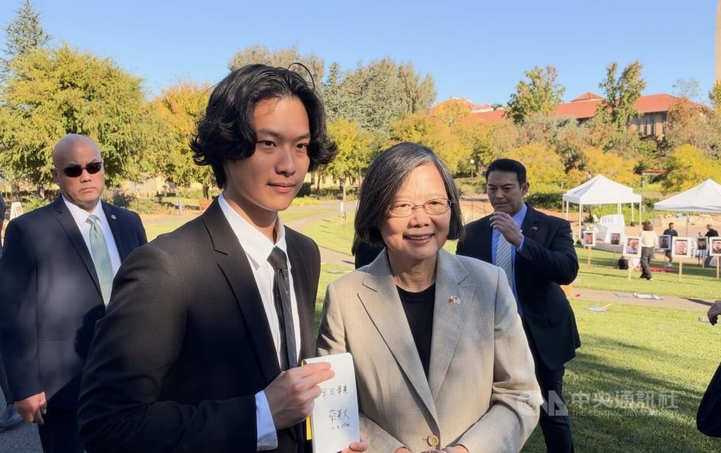 前總統蔡英文7日參觀史丹佛大學校園，為台灣留學生簽名，寫下「早日畢業」。中央社記者張欣瑜舊金山攝　115年10月8日 圖：中央社提供
