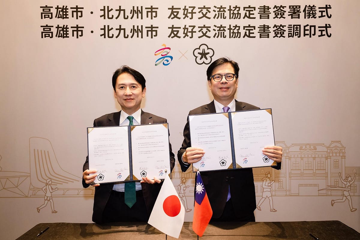 陳其邁(右)與武內和久(左)正式簽署友好城市協定。 圖：高雄市行國處／提供
